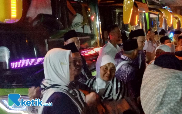 Thumbnail Berita - Tangis Haru Warnai Keberangkatan 207 Jemaah Calon Haji Kota Batu ke Tanah Suci