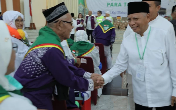 Thumbnail Berita - Pj Gubernur Sumatera Utara dan Bupati Asahan Lepas Jemaah Haji Kloter I