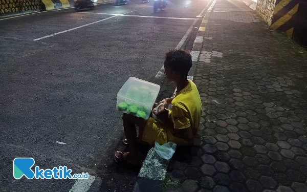 Foto Ilustrasi anak kecil yang berjualan di pinggir jalan Kota Malang. (Foto: Lutfia/Ketik.co.id)