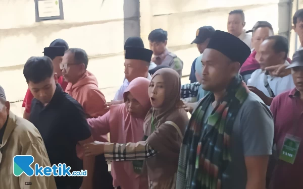 Foto Massa terus melindungi Kepala Desa Mundurejo Edi Santoso terpidana kasus korupsi dana desa di Pengadilan Tipikor, Selasa (14/5/2024). (Foto: Khaesar/Ketik.co.id)