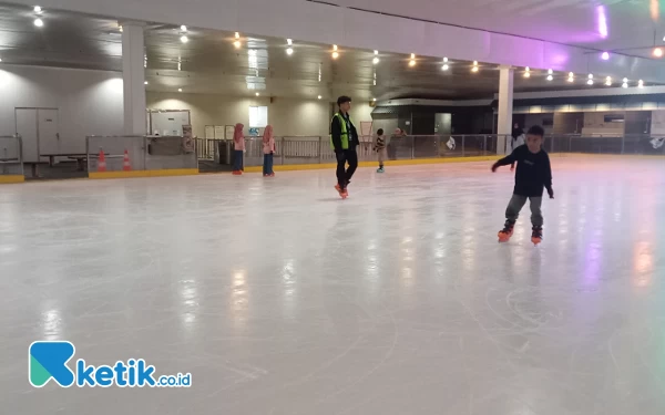 Foto Area Ice Skating yang bisa digunakan siapapun, termasuk anak-anak (Foto: Fatimah/Ketik.co.id)