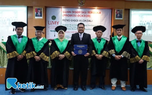 Foto Dr Reno Diqqi Alghzali MPsi foto bersama pimpinan sidang, Promotor dan para penguji Ujian Terbuka Promosi Doktor Program Studi Doktor Psikologi Pendidikan Islam Program Pasca Sarjana UMY. (Foto: Abdul Aziz/Ketik.co.id)