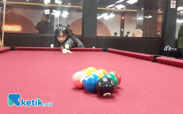 Foto Ve saat bermain olahraga Biliar di Turbo Billiards Maspion Square Surabaya (Foto: Fatimah/Ketik.co.id)