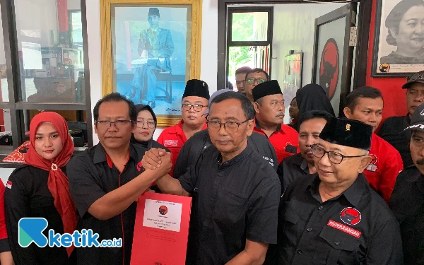 Foto Kuwat bersama Mujianto saat menyerahkan formulir pendaftaran Cabup Rijanto, Rabu (15/5/2024) (foto: Favan/ketik.co.id)