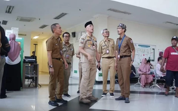 Foto Pj Bupati Areif M Edie dan dr. Farhat Surya Ningrat Direktur RSUD Syamrabu Bangkalan. (15/05/2024) (Foto Humas Pemkab/Ketik.co.id)