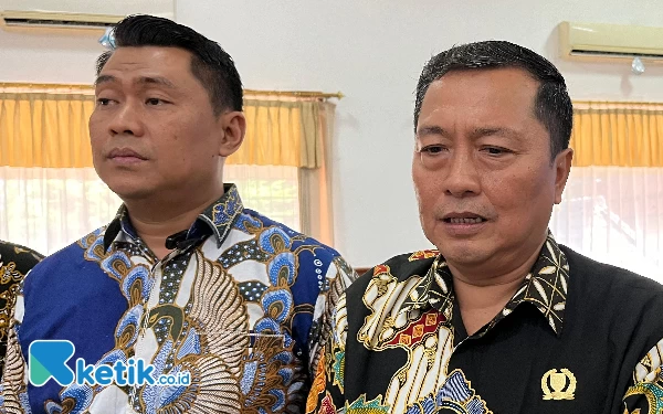 Foto Ketua Partai Gerindra Kabupaten Kediri, Ketut Gutomo (kiri) bersama Ketua Fraksi Gerindra, Totok Minto Leksono (kanan) usai raperda di DPRD Kabupaten Kediri, Rabu (15/5/2024). (foto : Isa/Ketik.co.id).