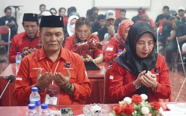 Foto Kader partai Hadi Supaat mendaftarkan diri sebagai calon wakil bupati Jember (15/5/2024) (Foto: dok. PDI Perjuangan)