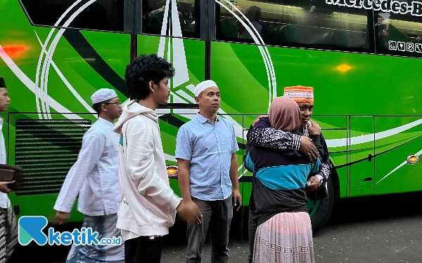 Thumbnail Linangan Air Mata Tak Terbendung Iringi Keberangkatan Jemaah Haji Kota Malang