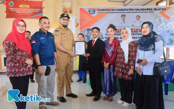 Foto Bassam Kasuba menyerahkan langsung Sertifikat kepada Pasutri Nikah Gratis (Foto Alif Budiman For Ketik.co.id)