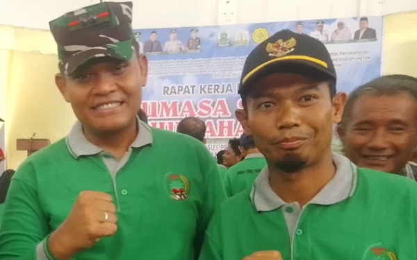 Foto Danlanal Simeulue  Letkol Laut (P) Oyu Mulia Sukmana S.T.M.T.Mtr.Opsla bersama dengan Kades Linggi Salmulyadi (Foto/Helman Ketik.co.id)