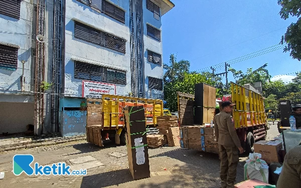 Foto Proses penertiban warga rusunawa yang menunggak bayar uang sewa selama dua tahun, Kamis (16/5/2024). (Foto: Khaesar/Ketik.co.id)