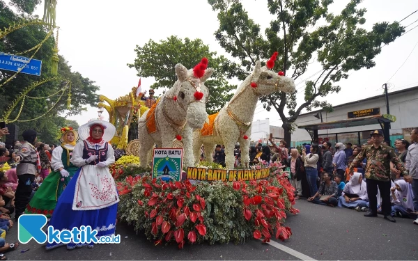 Mobil Hias The Beauty of Shining Batu Warnai Peringatan HUT ke-44 Dekranas di Solo