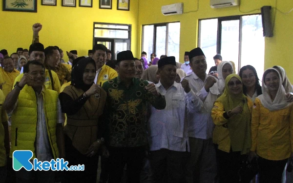 Foto Dari kiri, Adam Rusydi, Hj Mimik Idayana, H Subandi dan kader-kader PKB, Gerindra, dan Golkar menyatakan tekad untuk berkoalisi di Pilkada Sidoarjo 2024. (Foto: Fathur Roziq-Ketik.co.id)