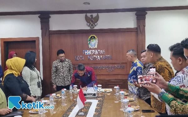 Foto Penandatangan nota kesepakatan bersama antara Pemkot Yogyakarta dengan DPC Peradi Kota Yogyakarta tentang kerjasama dalam pelaksanaan program pembangunan dan penyelenggaraan layanan publik di Kota Yogyakarta. (Foto: Fajar Rianto/Ketik.co.id)