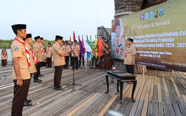 Foto Pelantikan Mabicab di lepas Pantai Probolinggo. (Foto: Humas Pramuka Jatim)