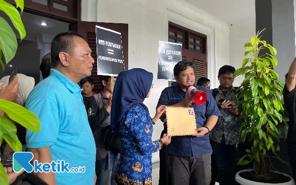 Foto Penyerahan surat pernyataan penolakan kepada perwakilan Sekwan DPRD Kota Malang. (Foto: Lutfia/Ketik.co.id)