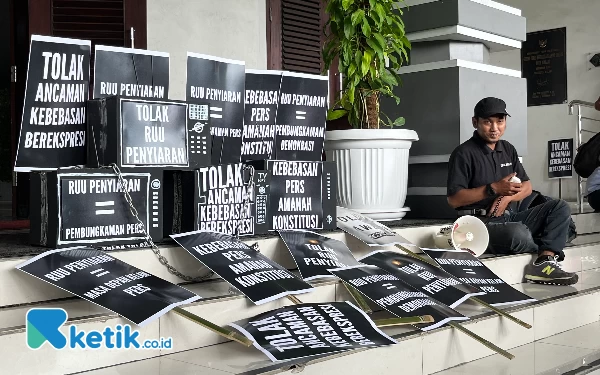 Foto Aksi protes Jurnalis Malang Raya terhadap RUU Penyiaran. (Foto: Lutfia/Ketik.co.id)