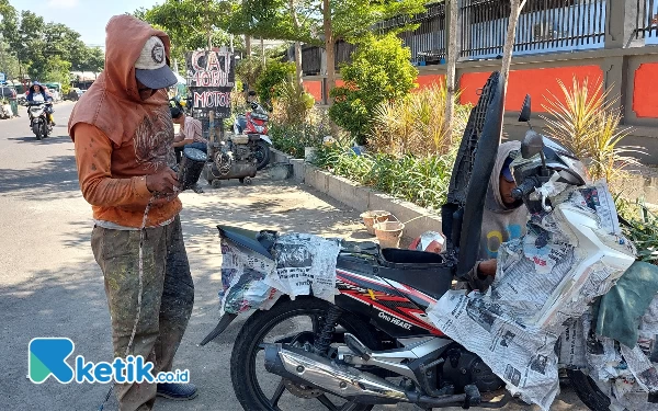 Foto Selain mobil, tukang cat juga melayani pengecatan motor. (Foto: Husni Habib/Ketik.co.id)