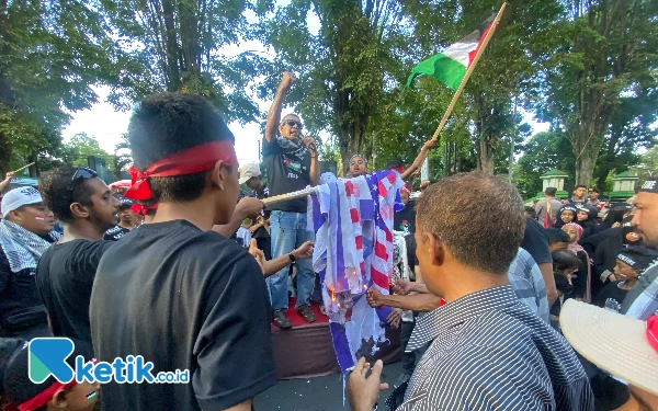Thumbnail Berita - Ratusan Massa Kumail Bondowoso Bentangkan Bendera Palestina dan Bakar Bendera Israel