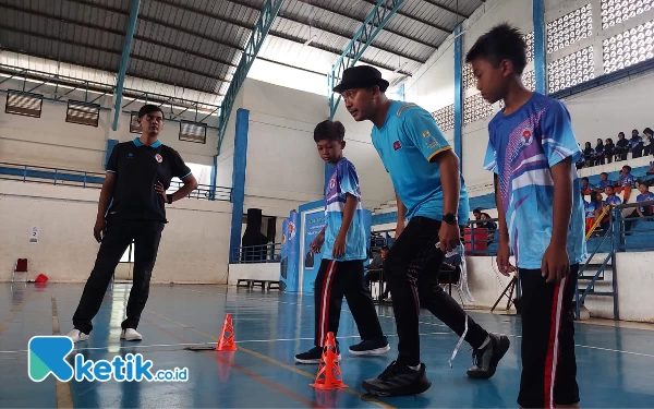 Foto Instruktur tengah memperagakan tes lari 20 meter yang bakal diikuti peserta. (Foto: Al Ahmadi/Ketik.co.id)