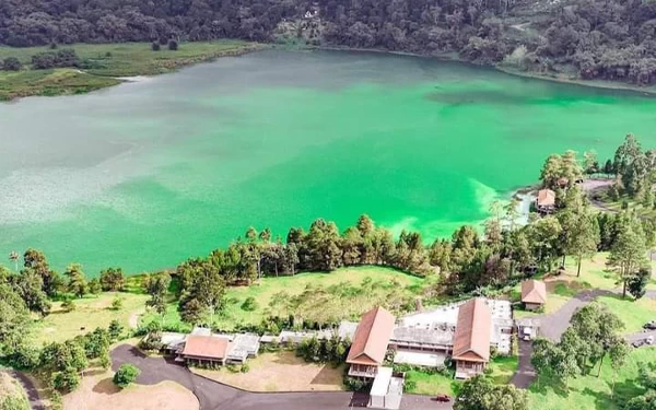 Foto Danau Linow saat berwarna hijau (Foto: Pesona Indonesia)