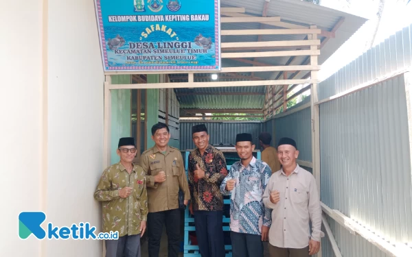 Foto Camat Simeulue Timur Ali Afwan, SP dan Ketua Tim Penilai Lomba Desa  Heri Herwanto, SKM., M. AP saat melihat Penakaran Kepiting Bakau di Desa Linggi