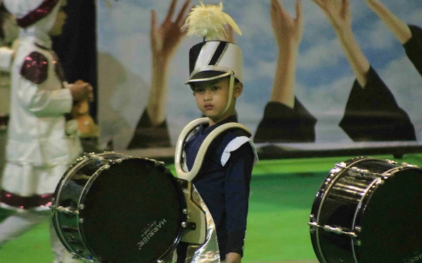 Foto Salah Satu Grup Peserta Lomba Drum Band Kapolres Madiun Kota Cup ke XI dari TK ABA 7 saat tampil