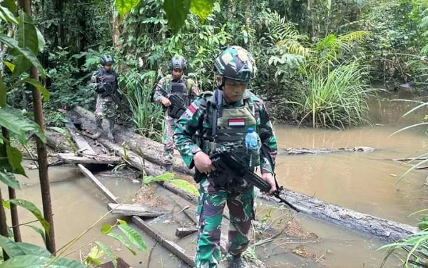 Foto Patroli perbatasan  RI-Papua Nugini  (Foto: Puspen TNI)