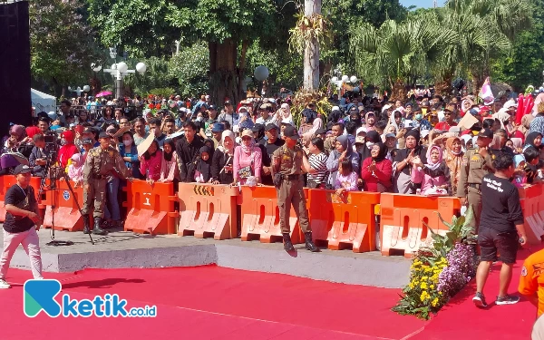 Thumbnail Ribuan warga padati penyelenggaraan Festival Rujak Uleg di Balai Kota Surabaya. (Foto: Husni Habib/Ketik.co.id)