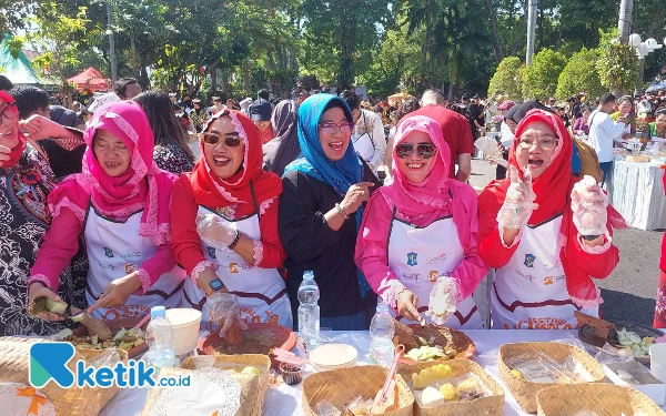 Thumbnail Berita - [Berita Foto] Kemeriahan Festival Rujak Uleg Peringati HUT Ke-731 Surabaya