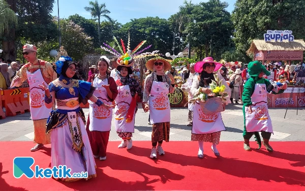 Thumbnail Pertunjukan kebudayaan ramaikan penyelenggaraan Festival Rujak Uleg di Balai Kota Surabaya. (Foto: Husni Habib/Ketik.co.id)