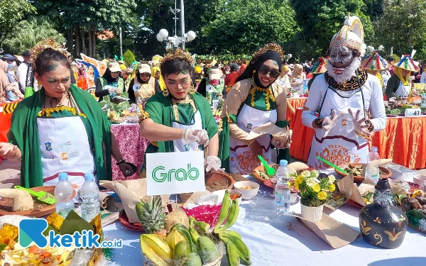 Foto Salah satu peserta Festival Rujak Uleg hadir dengan kostum menarik. (Foto: Husni Habib/Ketik.co.id)