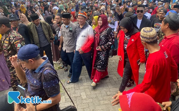 Foto Ra Hamid bersama istri, dan Gita KDI sesaat baru tiba di lokasi acara di Waroeng Jasen, disambut oleh ratusan warga (Ari Pangistu/Ketik.co.id)