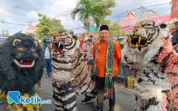 Foto Rio diantar komunitas macan-macanan ke kantor DPC PPP Situbondo, Minggu (19/05/2024) (Foto: Adinda Octaviani / ketik.co.id)