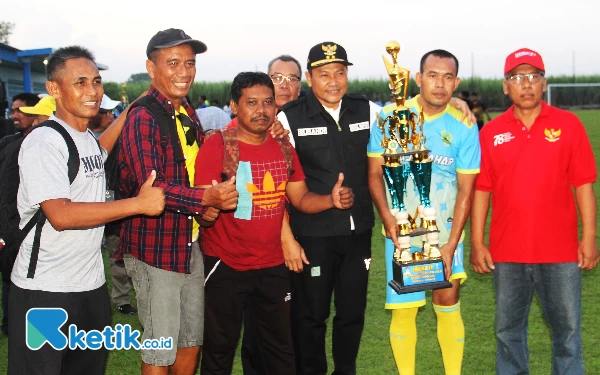 Foto H Subandi juga berfoto dengan Tim Adigung FC sebaga runner up Turnamen U45 Kades Cup 2024. (Foto: Fathur Roziq/Ketik.co.id)