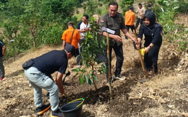 Foto IKA Unair Tulungagung menggelar penghijauan. (Foto: IKA Unair Tulungagung for Ketik.co.id)