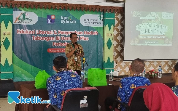 Foto Direktur Utama BPRS Mitra Harmoni Yogyakarta Joko Riswanto, SE saat memberikan sambutannya. (Foto: Fajar Rianto/Ketik.co.id)