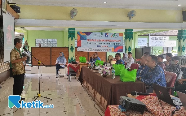 Foto Suasana acara edukasi literasi dan penyerahan hadiah kepada para pemenang undian Tabungan Harmoni Plus BPRS Mitra Harmoni Yogyakarta di Pendopo Kemantren Umbulharjo, Senin (20/5/2024). (Foto: Fajar Rianto/Ketik.co.id)