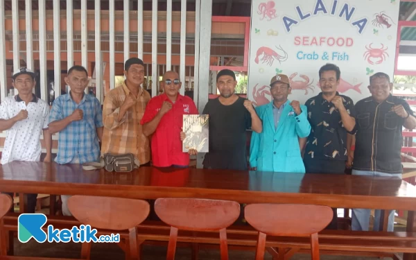 Foto Pimpinan Parpol Non Parlemen Foto Bersama Usai Penyerahan Berkas Pendaftaran Bakal Calon Wakil Bupati (Helman Ketik.co.id)