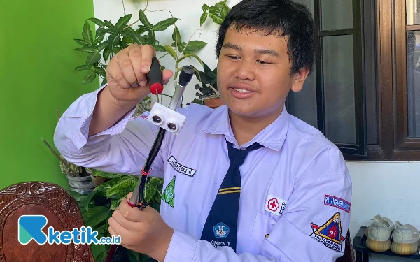 Thumbnail Berita - Jason Putera, Siswa SMP yang Sukses Ciptakan Tongkat Tunanetra Bersensor dengan Bahan Murah