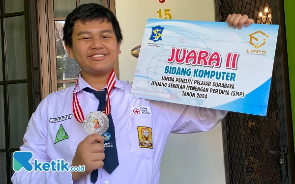 Foto Potret Jason Putera Hendrata saat menujukkan piagam LPPS 2024. (Foto: Shinta Miranda/Ketik.co.id)