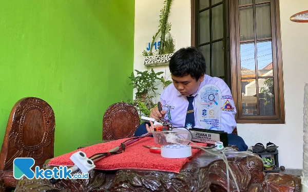 Foto Potret Jason Putera Hendrata saat sedang merakit tongkat sensor untuk tunanetra. (Foto: Shinta Miranda/Ketik.co.id)