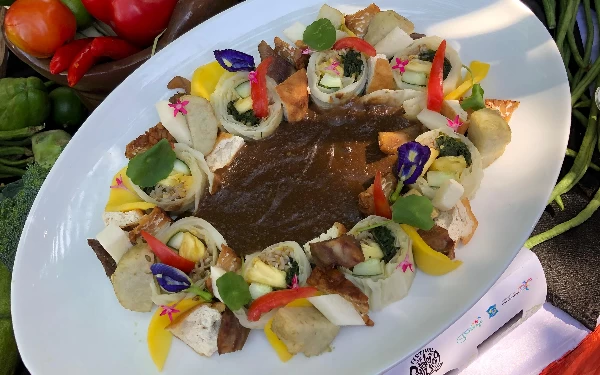 Foto Rujak Sushi, sajian unik  dari Mercure Surabaya Grand Mirama di Festival Rujak Uleg (Foto: dok. Mercure Surabaya Grand Mirama )