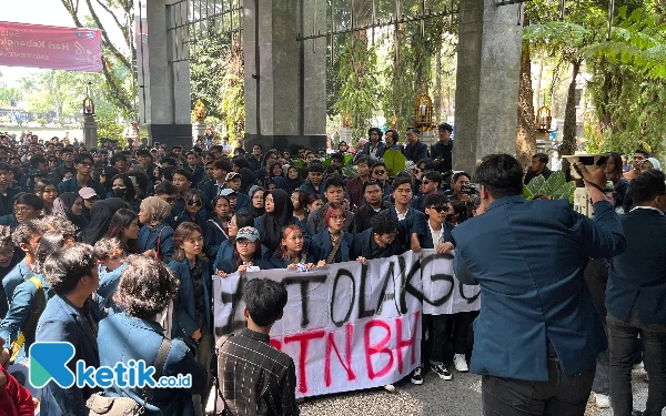 Foto Para mahasiswa yang melakukan aksi di halaman gedung rektorat UB menuntut penurunan UKT. (Foto: Lutfia/Ketik.co.id)