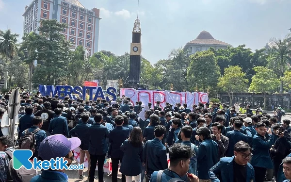 Foto Mahasiswa UB tumpah ruah saat hendak melakukan aksi di depan Gedung Rektorat. (Foto: Lutfia/Ketik.co.id)