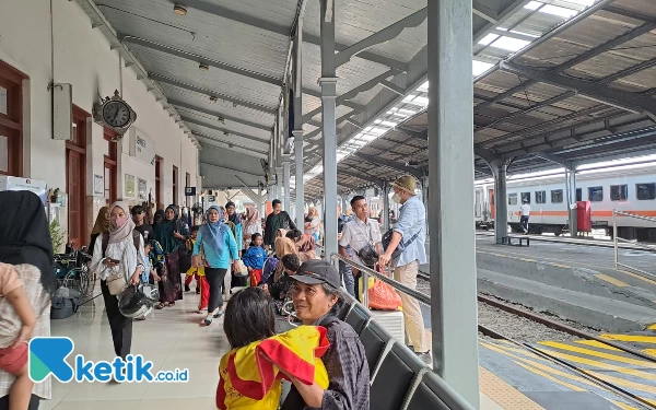 Foto Penumpang memdati peron Stasiun Jember (Foto: Fenna/Ketik.co.id)