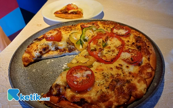 Foto Pizza rendang padu padan masakan Indonesia dan Italia, Kamis (23/5/2024). (Foto: Khaesar/Ketik.co.id)