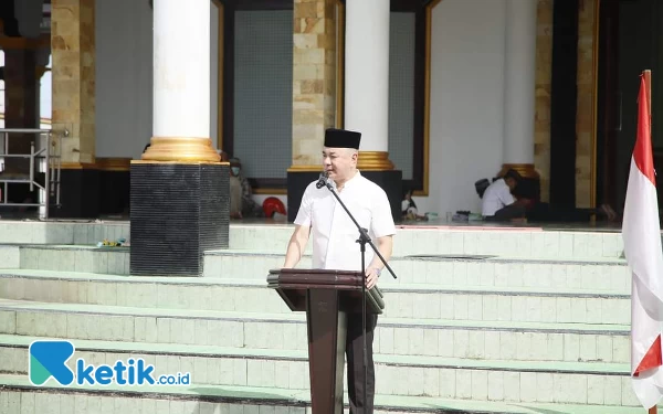 Foto Bupati Freddy Thie saat memberikan sambutan dan sekalian melepas rombongan jemaah Haji kabupaten Kaimana di Masjid Jami BaitulRahim Kampung Seram Kaimana (foto Humas Pemkab Kaimana/Ketik.co.id)