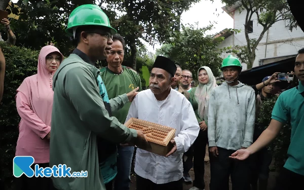 Foto Bupati Bandung, saat perbaikan rutilahu milik Enang (75), warga Kampung Padarek RW 02 Desa Drawati Kec Paseh Bandung, Jumat (24/5/24).(Foto: Iwa/Ketik.co.id)