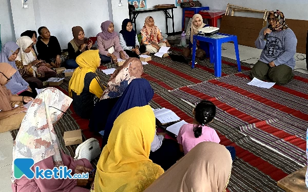 Mahasiswa UM Berdayakan Ibu-Ibu PKK dengan Pengolahan Limbah Kulit Bawang Putih